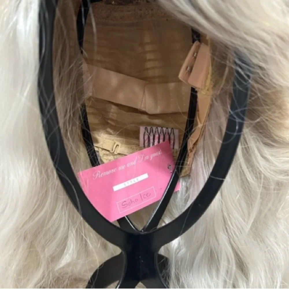 Chelsey Smith Crowns Soho Ice Long Icy Blonde Beach Waves Free Part NWT - Picture 4 of 4